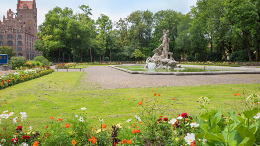 Parkanlage Alter Botanischer Garten in München, nähe Hauptbahnhof, mit Brunnen und bunten Blumenbeeten