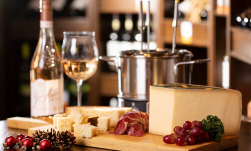 Schlemmermeyer - Käse, Trauben und Wein sind auf dem Tisch aufgedeckt
