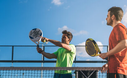 Zwei Männer spielen Padel-Tennis