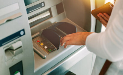 Frau an Bankautomat