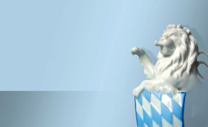 Weißer Porzellanlöwe mit bayerischem Wappen