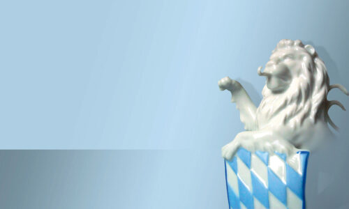 Weißer Porzellanlöwe mit bayerischem Wappen