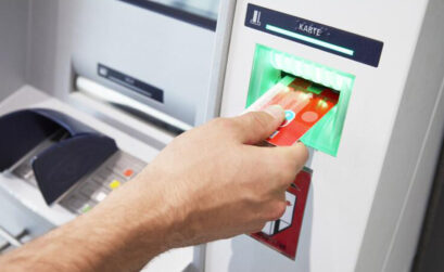 Karte wird in Bankautomaten gegeben