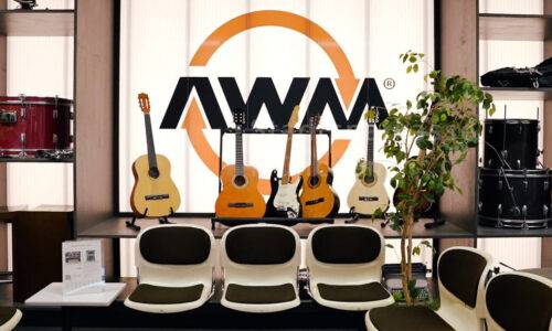 Vier Gitarren vor AWM Logo