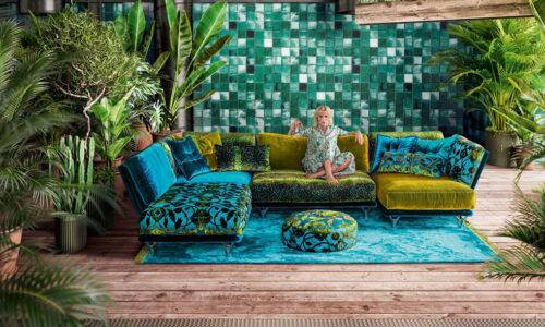 Exotisches Wohnzimmer mit Designermöbeln, Frau auf extravaganter Couch