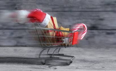 Kleiner Einkaufswagen mit diversen Weihnachtsartikeln