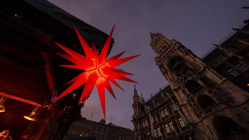 Roter Weihnachtsstern am Marienplatz