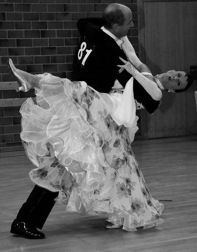Monika Niesl, Inhaberin der Tanzschule Otto München, beim Tanzen