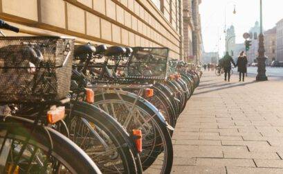 Fahrräder, abgestellt an einer Straße in München
