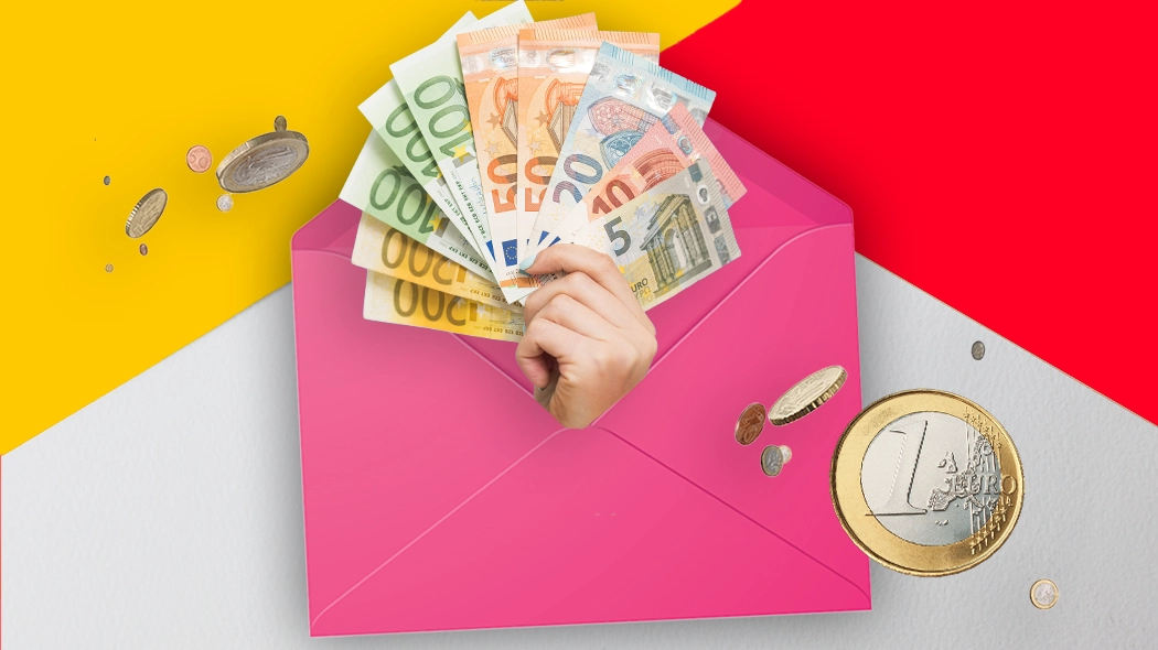 Eine Hand präsentiert Geld, das aus einem Umschlag kommt.