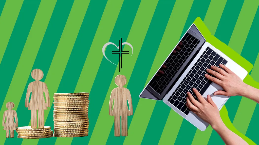 Eine Person nutzt einen Laptop, während neben ihr Münzstapel stehen.