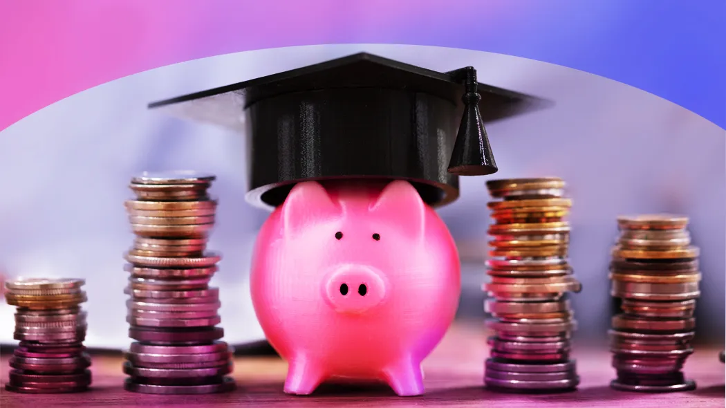 Ein pinkes Sparschwein trägt einen Abschlusshut, steht für den finanziellen Erfolg nach dem Studium.