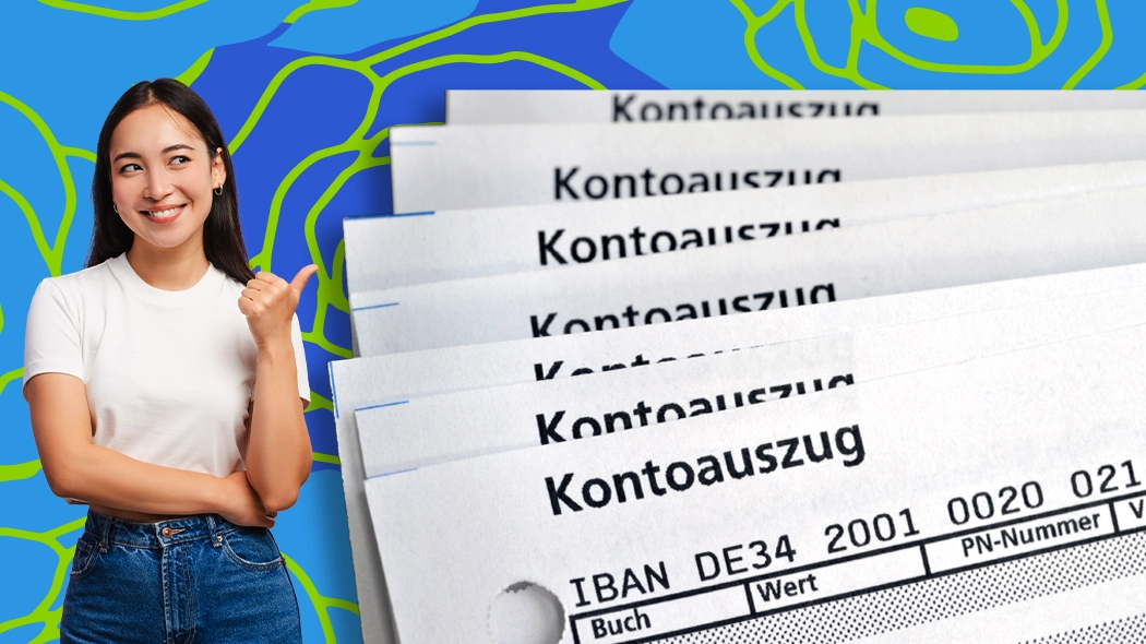 Eine lächelnde Frau in einem weißen T-Shirt und Jeans steht links und gibt einen Daumen hoch. Rechts von ihr liegt ein Stapel Papiere, auf denen jeweils „Kontoauszug“ gedruckt ist. Das oberste Blatt zeigt „IBAN DE34 2001 0020 021“ und Spalten für „Buch“ und „Wert“. Der Hintergrund ist ein lebhaftes blau-grünes, abstraktes Muster.