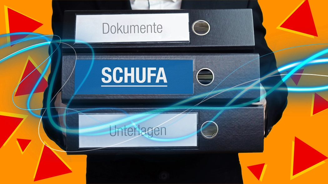 Eine Person in einem dunklen Anzug hält drei schwarze Aktenordner. Der obere Ordner ist mit „Dokumente“ beschriftet, der mittlere Ordner ist auffällig mit „SCHUFA“ in weißer Schrift auf blauem Hintergrund beschriftet, und der untere Ordner ist mit „Unterlagen“ beschriftet. Leuchtend blaue, glühende Linien wirbeln um die Ordner vor einem orangefarbenen Hintergrund mit roten dreieckigen Formen.
