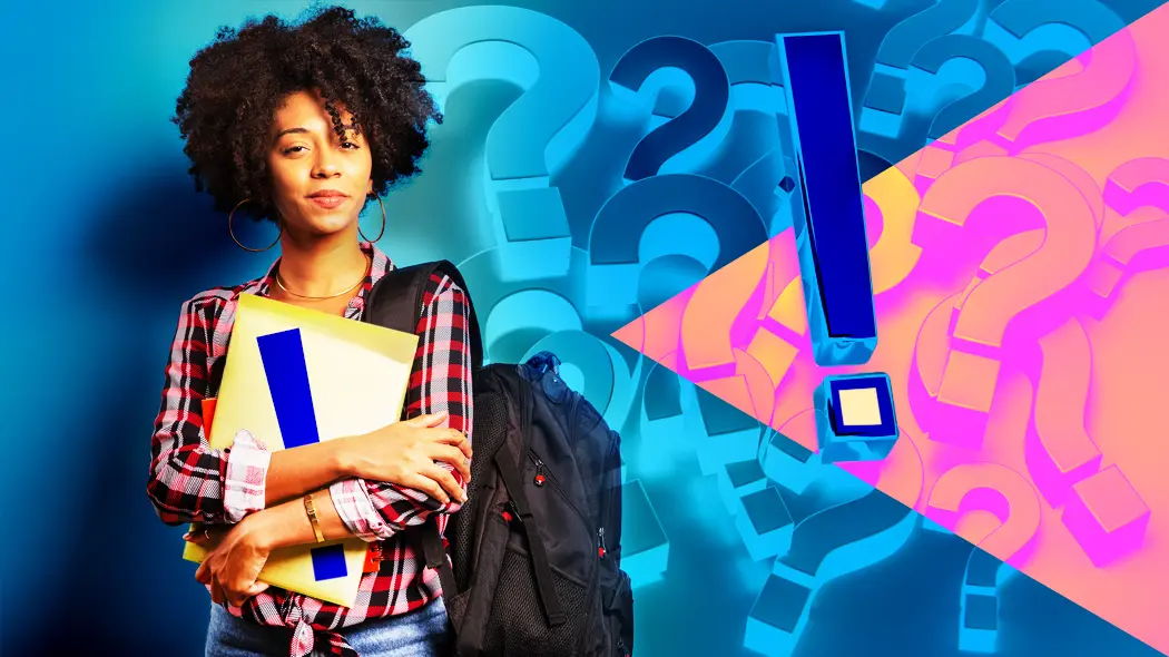Eine Frau mit lockigem Haar und einem Rucksack hält ein Buch in der Hand.