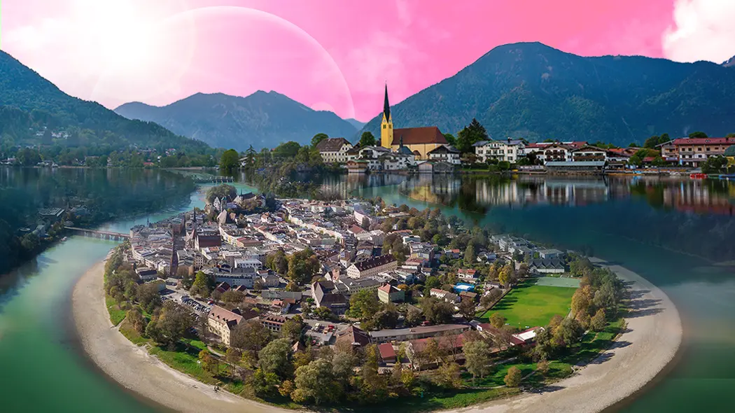 Eine kleine Stadt auf einer Insel, umgeben von Bergen, mit dem Hinweis auf Rottach-Egern und Wasserburg am Inn.
