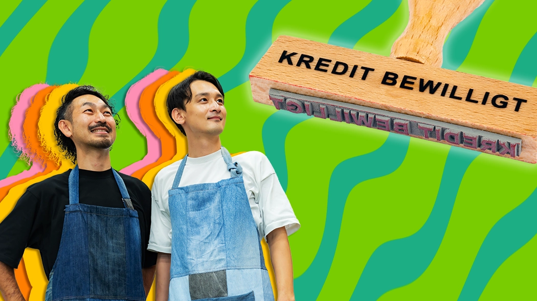 Zwei Männer in Schürzen stehen neben einem Stempel mit der Aufschrift "kredit bewillit".