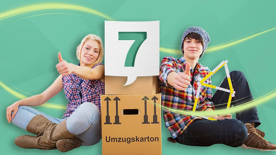 Zwei Personen sitzen auf Kisten mit der Zahl 7 darauf.