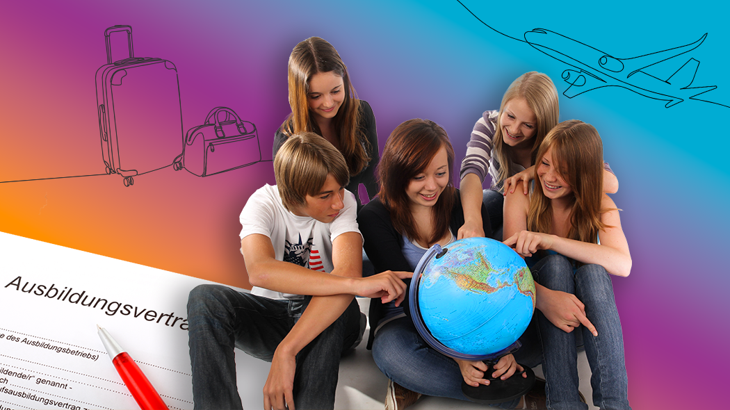 Fünf lachende Jugendliche sitzen um einen Globus, daneben liegen ein Ausbildungsvertrag, ein Koffer und ein gezeichnetes Flugzeug. Das Bild symbolisiert eine Ausbildung oder ein Praktikum im Ausland.