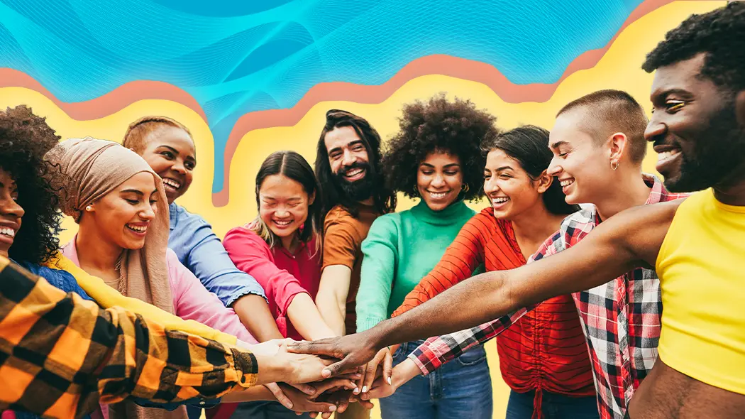 Eine Gruppe von Menschen, die gemeinsam die Hände halten, symbolisiert Einheit und Zusammenhalt.