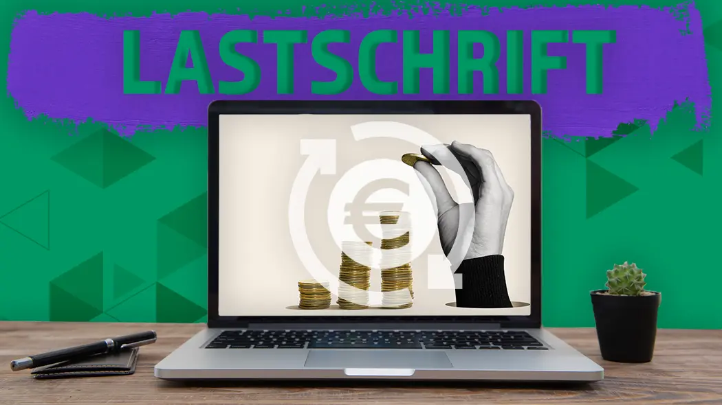 Laptop mit dem Wort "LASTSCHRIFT" darüber. Auf dem Bildschirm ist eine Hand zu sehen, die eine Münze auf einen Stapel Euromünzen legt, umgeben von einem kreisförmigen Pfeil.