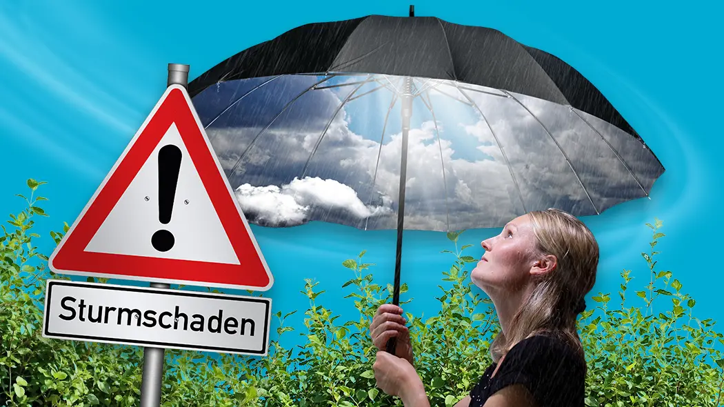 Eine Frau hält einen Regenschirm über ein Schild mit der Aufschrift "Sturmschaden".