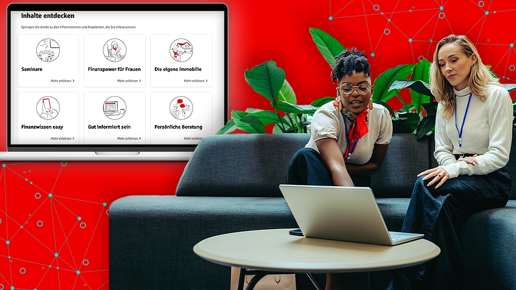 Zwei Frauen sitzen auf einem Sofa und arbeiten gemeinsam an einem Laptop.
