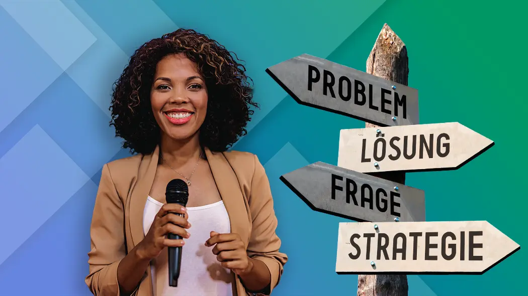 "Eine lächelnde Frau hält ein Mikrofon neben einem Wegweiser mit den deutschen Wörtern 'PROBLEM', 'LÖSUNG', 'FRAGE' und 'STRATEGIE'."
