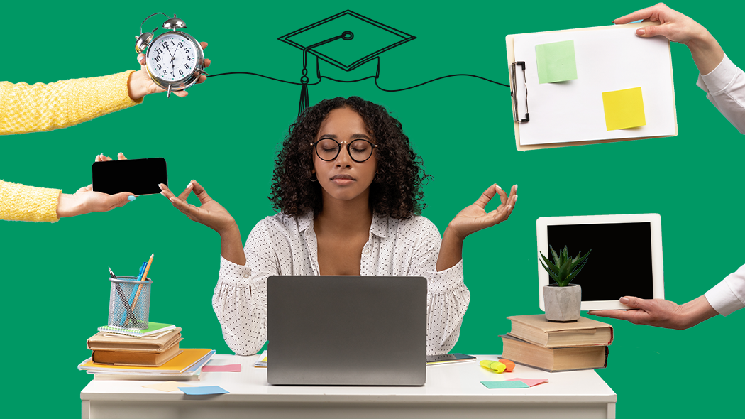 Eine Studentin meditiert mit geschlossenen Augen an ihrem Schreibtisch vor grünem Hintergrund, umgeben von Händen, die ihr einen Wecker, ein Smartphone, ein Klemmbrett und ein Tablet entgegenhalten. Über ihr ist eine akademische Abschlusskappe als Grafik angedeutet.