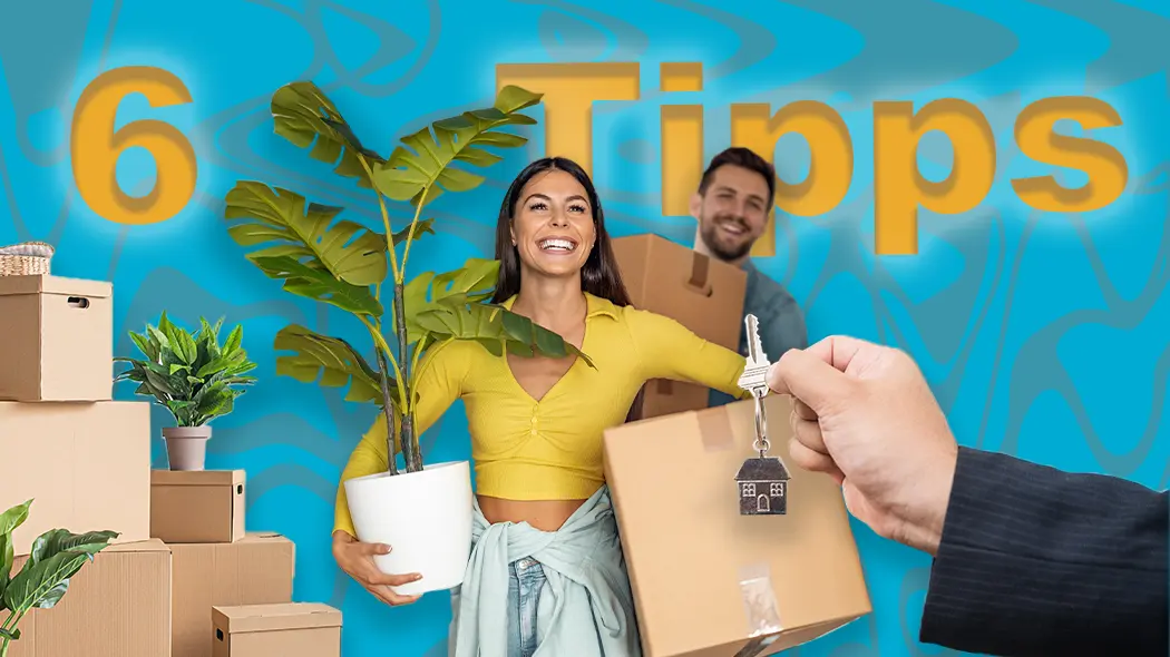Ein glückliches Paar beim Umzug: Eine Frau hält eine Zimmerpflanze und ein Mann trägt Umzugskartons, während im Vordergrund eine Hand einen Hausschlüssel übergibt. Im Hintergrund steht der gelbe Schriftzug ‚6 Tipps‘ auf blauem Muster.