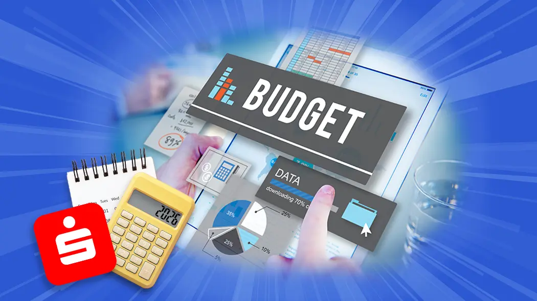 Eine Collage zum Thema Budgetplanung auf blauem Hintergrund. Im Zentrum stehen digitale Dashboards mit Tortendiagrammen, Tabellen und dem prominenten Schriftzug „BUDGET“. Ein gelber Taschenrechner mit der Jahreszahl „2026“ auf dem Display, ein kleiner Notizblock und das rote Sparkassen-Logo ergänzen die Szene, während eine Hand auf einem Tablet Daten zu visualisieren scheint.