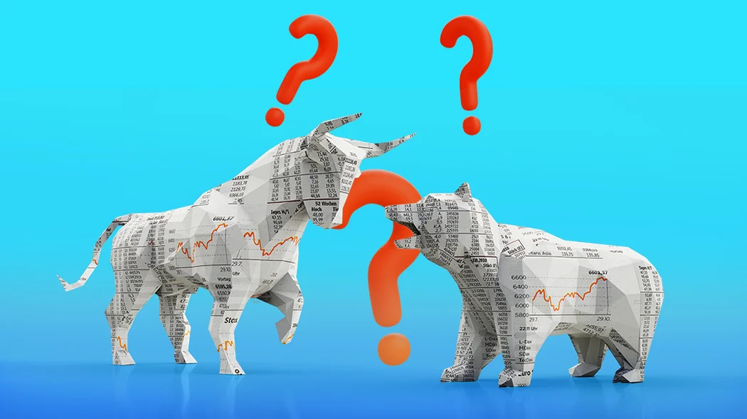 Eine Collage zum Thema Wertpapiere auf hellblauem Hintergrund. Ein Bulle und ein Bär stehen sich gegenüber; beide Figuren sind im Origami-Stil aus Zeitungspapier mit Börsenkursen gestaltet. Über und zwischen den Tieren schweben drei große, orangefarbene Fragezeichen, die Ratlosigkeit oder Informationsbedarf symbolisieren.