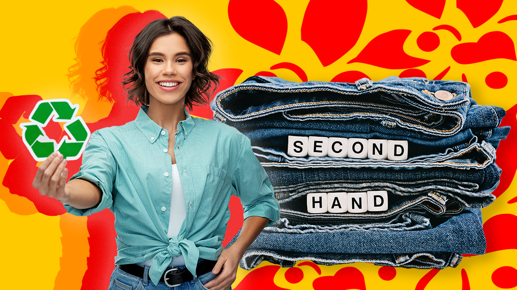 Eine lächelnde junge Frau steht vor einem gelben Hintergrund mit roten Mustern und hält ein grünes Recycling-Symbol in der Hand. Rechts neben ihr ist ein Stapel blauer Jeans zu sehen, auf dem weiße Buchstabensteine das Wort „SECOND HAND“ bilden.