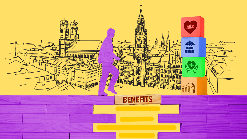 Eine konzeptionelle Grafik, die eine lila Silhouette einer Person zeigt, die über eine Brücke aus lila Bausteinen mit der Aufschrift „BENEFITS“ geht. Sie steuert auf einen Stapel bunter Würfel mit Symbolen für Gesundheit, Absicherung und Finanzen zu. Der Hintergrund zeigt eine gelbe Skizze der Münchner Skyline mit der Frauenkirche und dem Rathaus.