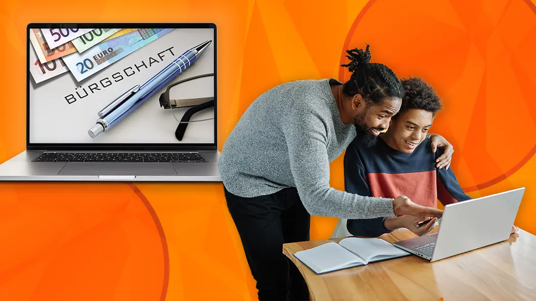 Eine Collage zum Thema Bürgschaft auf einem orangefarbenen Hintergrund. Links zeigt ein großer Laptop-Bildschirm ein Dokument mit der Aufschrift „BÜRGSCHAFT“, einen blauen Kugelschreiber, eine Brille und Euro-Geldscheine. Rechts im Bild sitzen ein Mann und ein Jugendlicher gemeinsam vor einem kleineren Laptop und betrachten konzentriert den Bildschirminhalt.
