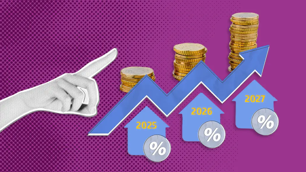 Eine illustrative Collage zum Thema Zinseszins auf lila gepunktetem Hintergrund. Eine stilisierte Hand deutet auf eine aufsteigende blaue Zickzack-Linie, die über drei kleinen Haussymbolen mit den Jahreszahlen „2025“, „2026“ und „2027“ verläuft. Jedem Jahr ist eine Münze mit einem Prozentzeichen zugeordnet. Im Hintergrund wachsen passend zum Verlauf der Linie drei Stapel aus Goldmünzen deutlich in die Höhe.