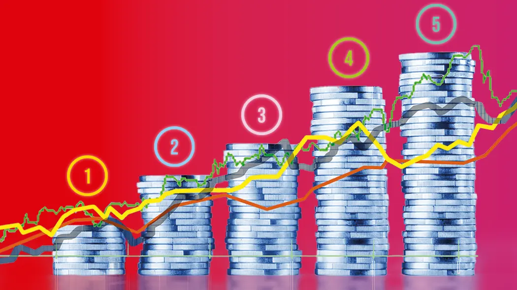 Eine Infografik vor rot-pinkem Hintergrund, die den Prozess des Aktienkaufs in fünf Schritten darstellt. Fünf Stapel aus silbernen Münzen steigen von links nach rechts in der Höhe an. Über jedem Stapel schwebt eine farbige Zahl von 1 bis 5 in einem Kreis. Mehrere bunte Zickzack-Linien, die Aktiendiagramme symbolisieren, verlaufen quer über die Münzstapel nach oben.