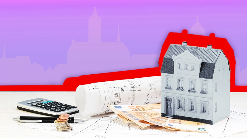 Gemini said Eine Collage zum Thema Immobilienmodernisierung vor einem lila-rosa Hintergrund mit der Silhouette der Münchner Frauenkirche. Im Vordergrund steht ein Modell eines grauen Mehrfamilienhauses auf einem Arbeitstisch, auf dem Baupläne, Euro-Geldscheine, gestapelte Münzen, ein Taschenrechner und ein schwarzer Kugelschreiber liegen. Im Hintergrund ist zudem die markante rote Silhouette eines weiteren Wohnhauses zu sehen.