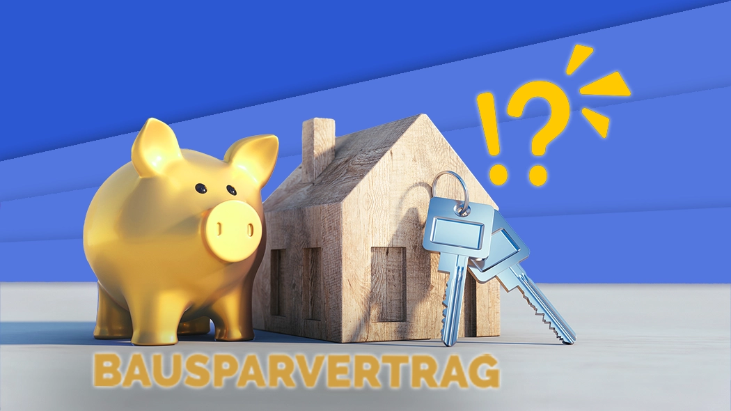 Gemini said Eine Collage zum Thema Bausparvertrag vor einem blau gestuften Hintergrund. Im Zentrum stehen ein goldenes Sparschwein, ein kleines Holzhaus und ein Schlüsselbund mit zwei Schlüsseln. Über dem Haus leuchten ein gelbes Ausrufe- und Fragezeichen, während im Vordergrund der Schriftzug „BAUSPARVERTRAG“ in gelben Großbuchstaben zu sehen ist.