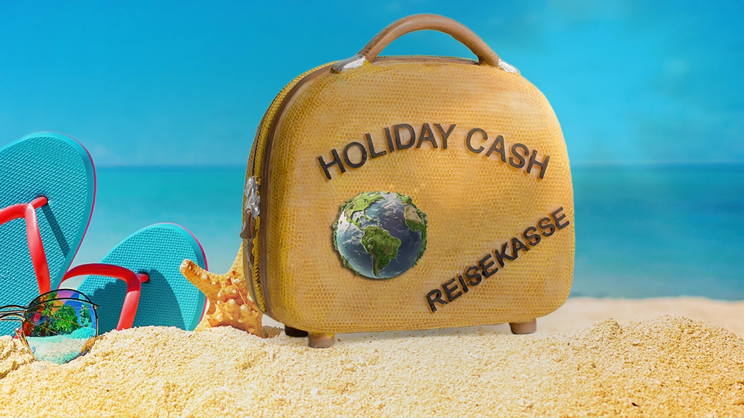 Eine Collage zum Thema Reisebudget vor einem sommerlichen Strandhintergrund mit blauem Meer und klarem Himmel. Im Zentrum steht ein kleiner, gelber Koffer aus Strohgeflecht, der im Sand platziert ist und die Aufschriften „HOLIDAY CASH“ sowie „REISEKASSE“ trägt. In der Mitte des Koffers ist eine kleine Weltkugel abgebildet. Links neben dem Koffer liegen ein Paar türkisfarbene Flip-Flops, eine Sonnenbrille und ein kleiner Seestern im hellen Sand.