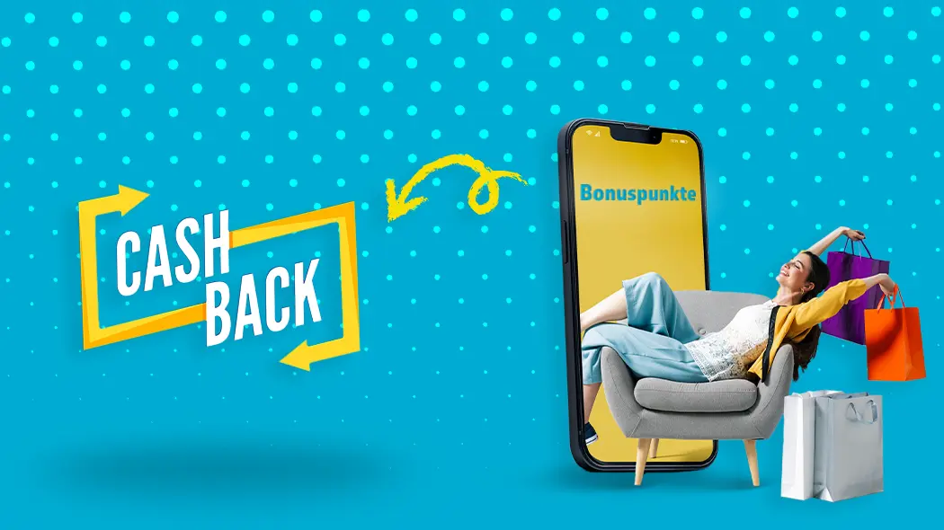 Eine Collage zum Thema Cashback vor einem türkisfarbenen Hintergrund mit blauem Punktmuster. Im Zentrum steht ein großes Smartphone, aus dessen Display eine Frau entspannt in einem Sessel herausschwebt; sie hält fröhlich mehrere bunte Einkaufstüten in die Luft. Auf dem Display ist der Schriftzug „Bonuspunkte“ zu sehen, auf den ein gelber, geschwungener Pfeil deutet. Links im Bild prangt der Schriftzug „CASH BACK“, der von zwei gelben, quadratisch angeordneten Pfeilen eingerahmt wird.