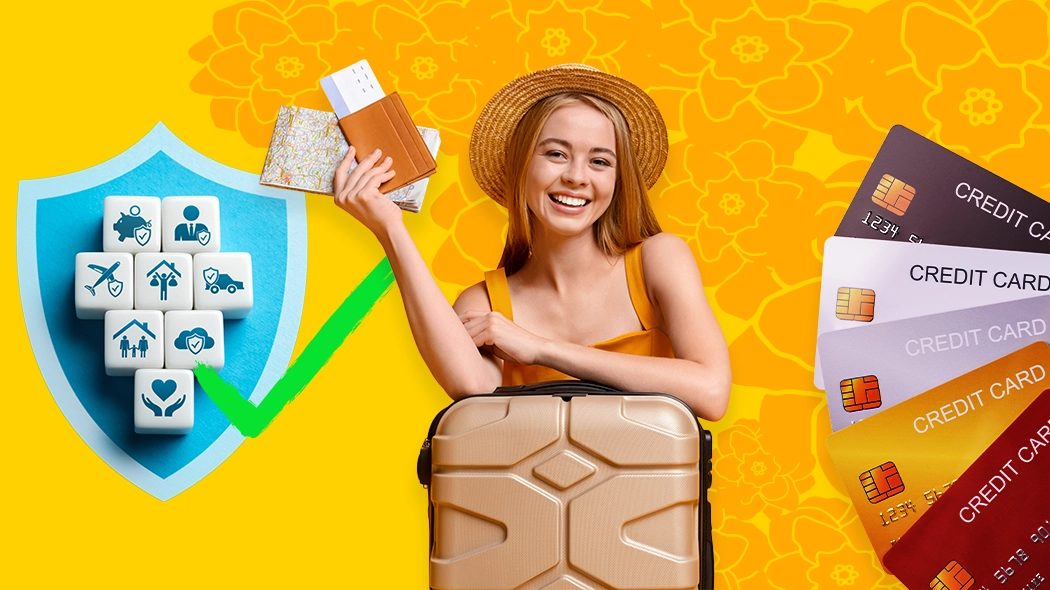 Eine Collage zum Thema Reisevorbereitung und Zahlungsmittel vor einem gelben Hintergrund mit floralen Mustern. Im Zentrum steht eine lächelnde junge Frau mit Strohhut hinter einem beigefarbenen Koffer; sie hält eine Landkarte, Reisepässe und Flugtickets in der Hand. Links neben ihr befindet sich ein hellblaues Schutzschild mit einem grünen Häkchen, in dem neun weiße Würfel mit verschiedenen Versicherungssymbolen (z. B. Flugzeug, Haus, Auto, Herz) gestapelt sind. Auf der rechten Seite sind fächerförmig sechs Kreditkarten in verschiedenen Farben (u. a. Schwarz, Silber, Gold, Rot) abgebildet.