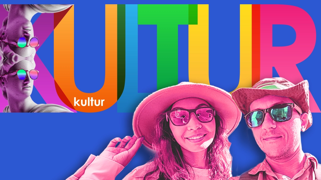 Buntes Werbebanner mit dem Titel „KULTUR“ in großen, farbenfrohen Buchstaben auf blauem Grund; davor lächelt ein junges Paar mit Sonnenbrillen und Hüten in pinkfarbener Tönung, während links eine klassische Büste mit verspiegelter Brille als modernes Kunst-Element eingebunden ist.