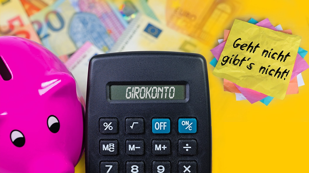 Girokonto auf Taschenrechner-Display mit Sparschwein, Euro-Banknoten und Motivationsspruch zum Thema Finanzen.