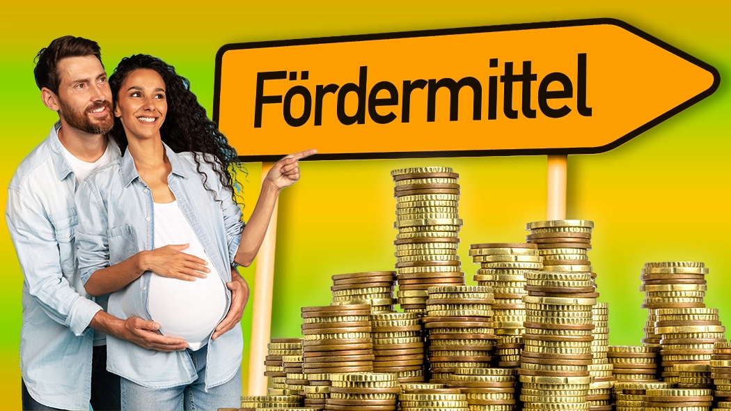 Werbebanner zum Thema Wohnraumförderung: Ein werdendes Elternpaar blickt lächelnd in die Ferne, während die Frau auf ein großes, gelbes Ortsschild mit der Aufschrift „Fördermittel“ zeigt; im Vordergrund sind hohe Stapel von Euromünzen vor einem grün-gelben Verlaufshintergrund zu sehen.