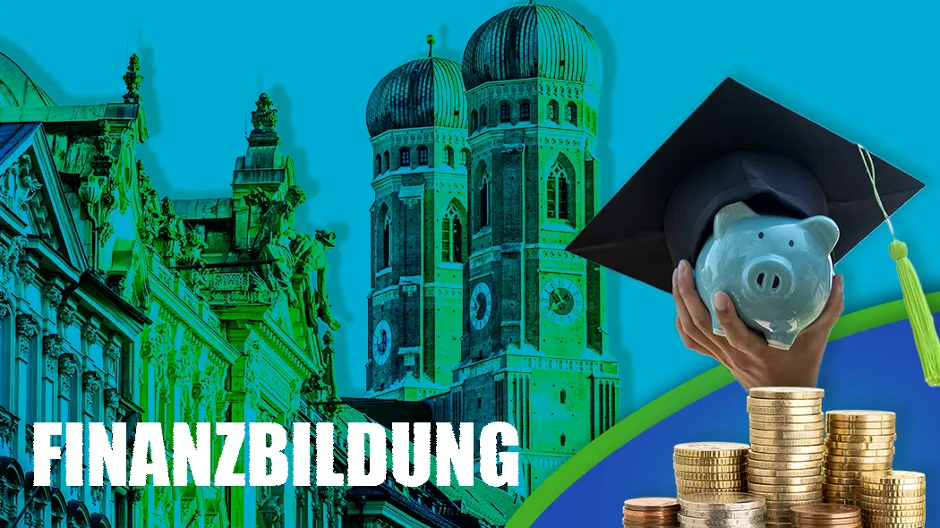 Werbebanner zum Thema „Finanzbildung“ vor einer türkis eingefärbten Collage der Münchner Frauenkirche und der Residenz; im Vordergrund sind gestapelte Münzen sowie eine Hand zu sehen, die ein Sparschwein mit Doktorhut hält.