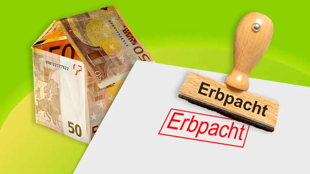 Was ist Erbpacht: Konzept-Erklärung mit Hausmodell, Pachtvertrag, Euro-Geldstücken und einer Sanduhr für die Laufzeit.