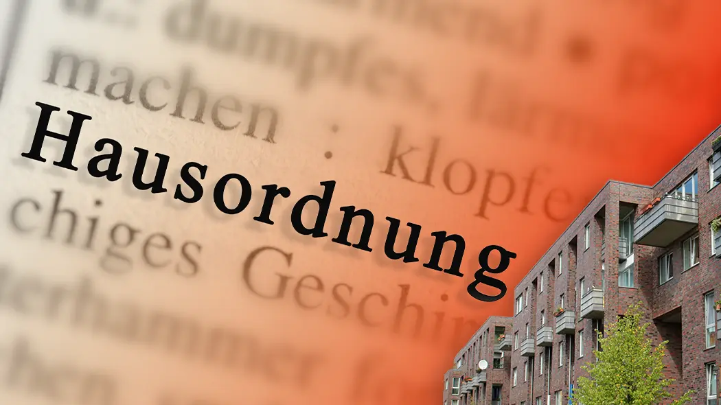 Money Hack zur Hausordnung: Schriftzug „Hausordnung“ im Fokus vor einem unscharfen Textdokument und einem modernen Mehrfamilienhaus aus