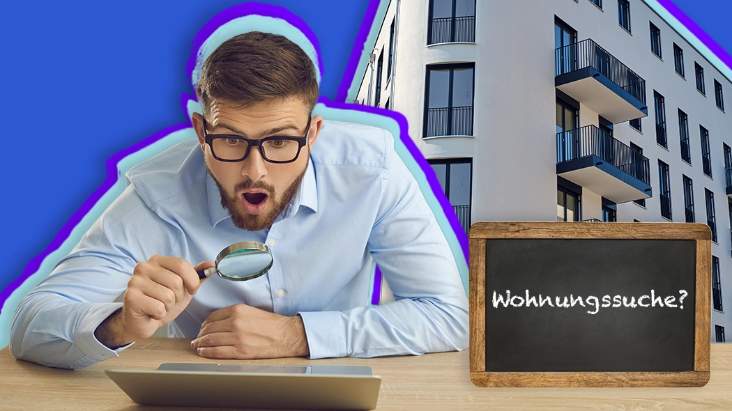 Strategische Wohnungssuche: Glückliche Frau mit Laptop vor einer Stadtkarte mit Pinnnadeln zur Veranschaulichung einer erfolgreichen Suchstrategie für Wohnungen.