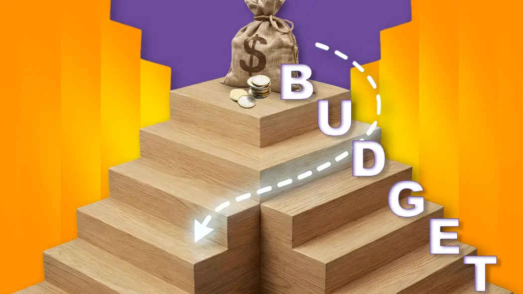 Das Bild zeigt eine Treppenstruktur aus Holzblöcken mit einem Geldsack und Münzen an der Spitze, begleitet vom Wort „BUDGET“ entlang eines nach unten gerichteten gestrichelten Pfeils.